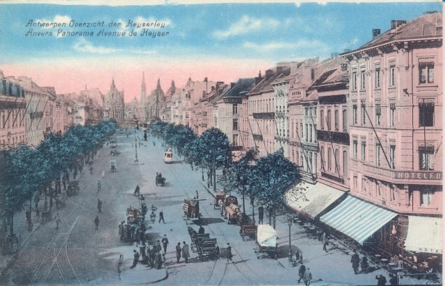 De De Keyserlei, gezien van het Centraal Station (a).